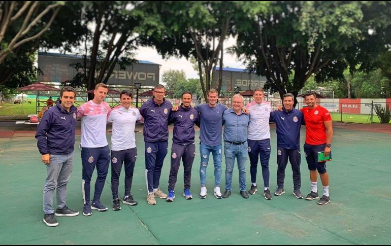 Miembros de la directiva de Chivas estuvieron acompañados de Joan Ramón Tarrago, director del área de rendimiento deportivo del Barcelona. TWITTER / @Amauryvz