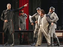 El tenor, en escena, es sujetado por dos soldados. CORTESÍA