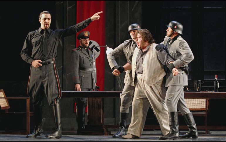 El tenor, en escena, es sujetado por dos soldados. CORTESÍA