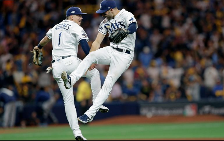 Willy Adames y Kevin Kiermaier celebran la victoria. AP/C. O'Meara