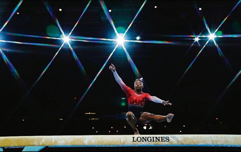 Simone Biles realiza su rutina en la barra de equilibrio. AFP