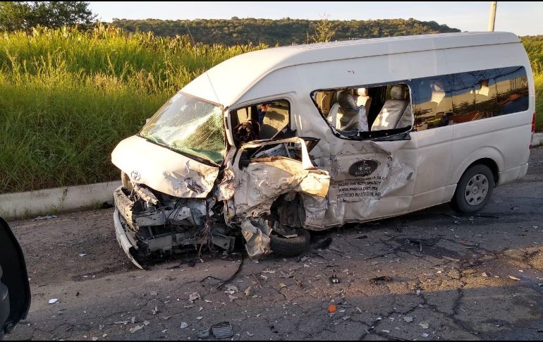 Paramédicos arribaron al lugar para atender a los lesionados. ESPECIAL