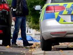 Policías vigilan cerca de donde quedó el cuerpo de un hombre tras la agresión en Halle. EFE/F. Singer