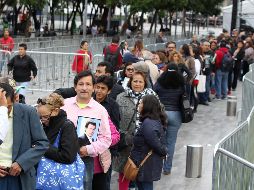 El cortejo fúnebre salió del antiguo Hangar Presidencial del aeropuerto y avanzará sobre Circuito Interior para luego tomar Viaducto Río de la Piedad y el Eje Central Lázaro Cárdenas. EFE / M. Guzmán