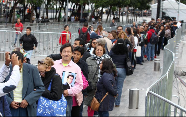 El cortejo fúnebre salió del antiguo Hangar Presidencial del aeropuerto y avanzará sobre Circuito Interior para luego tomar Viaducto Río de la Piedad y el Eje Central Lázaro Cárdenas. EFE / M. Guzmán