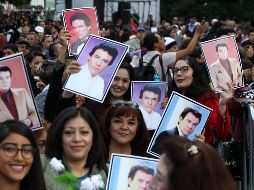 Una multitud de fanáticos del cantante mexicano José José espera el arribo de sus cenizas en las inmediaciones del Palacio de Bellas Artes. EFE / M. Guzmán