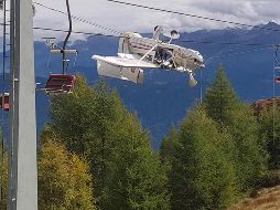 El pequeño avión quedó colgado de forma invertida. EFE/Corpo Nazionale Soccorso Alpino e Speleologico