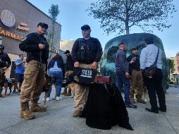 Los restos del can son colocados en una pequeña caja de madera, acompañados de la correa y el chaleco que llevaba consigo durante sus labores. EL INFORMADOR/ R. Bobadilla