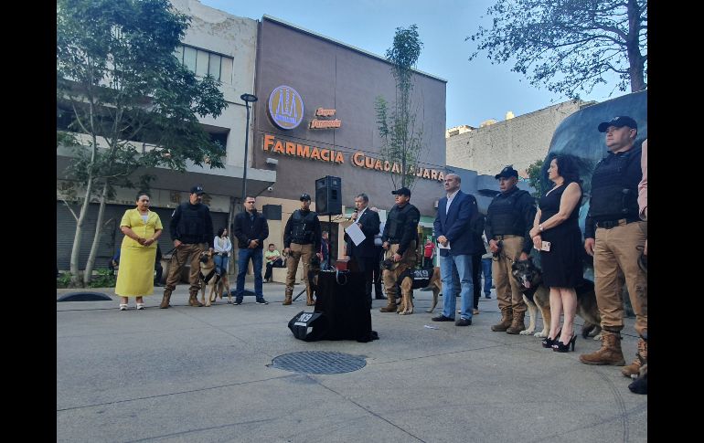 Sus restos fueron colocados en una pequeña caja de madera, acompañada de la correa y el chaleco que llevaba consigo durante sus labores. EL INFORMADOR/ R. Bobadilla