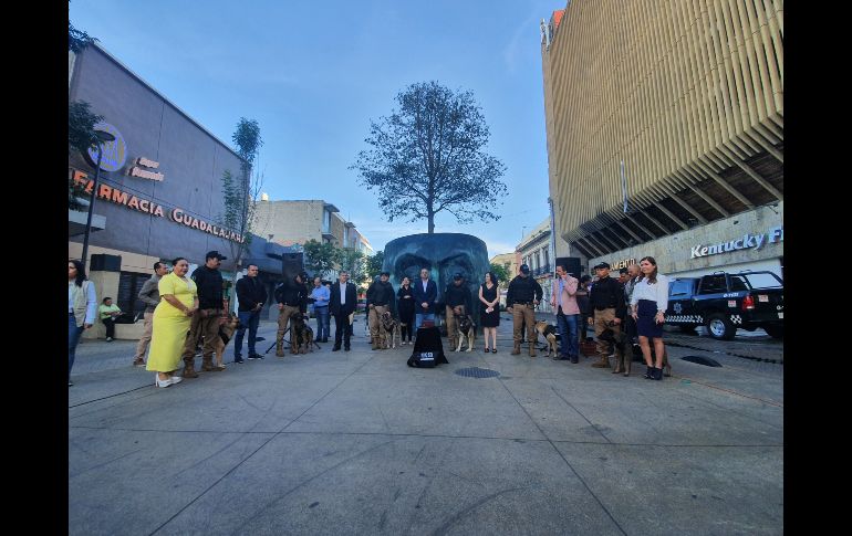 Sus restos fueron colocados en una pequeña caja de madera, acompañada de la correa y el chaleco que llevaba consigo durante sus labores. EL INFORMADOR/ R. Bobadilla