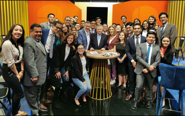 Arturo Zaldívar (c) recibió críticas por haber asistido al programa de televisión. TWITTER/@JohnMAckerman