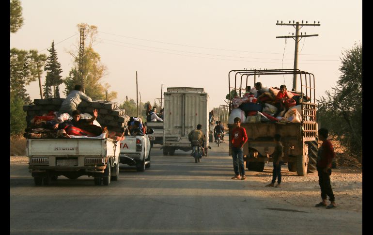 Sirios abandonan Ras al Ain tras la ofensiva turca. AP/B. Ahmad