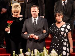 Con una rosa en la mano y de muy buen humor, Anel ha permanecido en el Palacio de Bellas Artes, a donde se han dado cita amigos de 