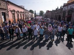 Trabajadores universitarios se manifiestan este miércoles en Morelia, Michoacán. EFE /I. Villanueva