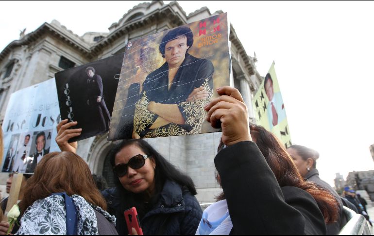 Una multitud de fanáticos del cantante mexicano José José espera este miércoles el arribo de sus cenizas en las inmediaciones del Palacio de Bellas Artes EFE / M. Guzmán