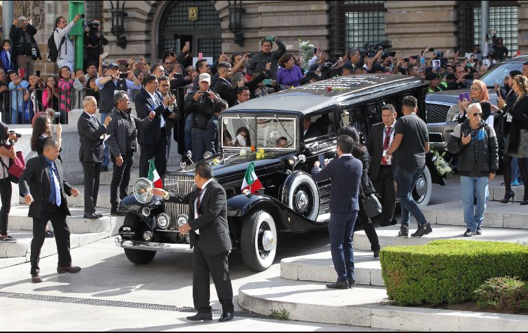 Una multitud de fanáticos del cantante mexicano José José lo aclama este miércoles durante el arribo de sus restos a Palacio de Bellas Artes. EFE / M. Guzmán