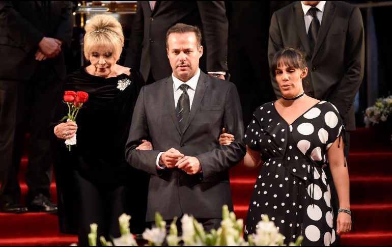 Los hijos de José José; José Joel y Marisol Sosa y su ex esposa, Anel Noreña, presentes en el Palacio de Bellas Artes donde se le realizará un homenaje al Príncipe de la Canción. AFP / A. Estrella