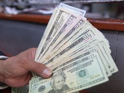 El billete verde se compró en un mínimo de 18.40 pesos en bancos capitalinos. EL INFORMADOR/ARCHIVO