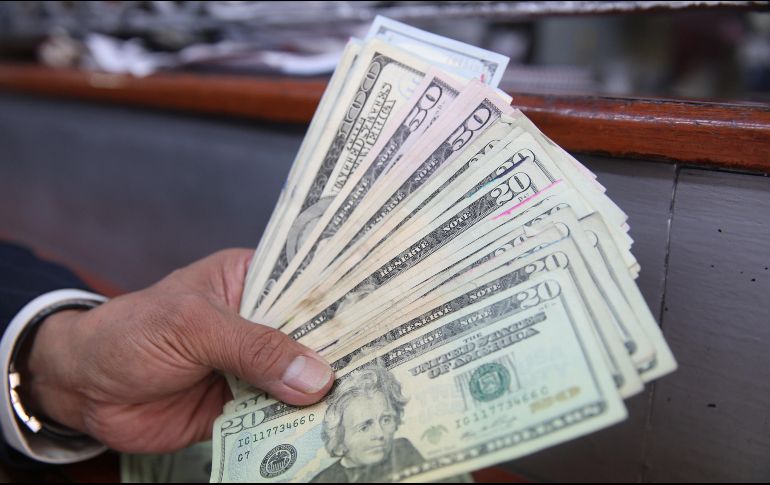 El billete verde se compró en un mínimo de 18.40 pesos en bancos capitalinos. EL INFORMADOR/ARCHIVO