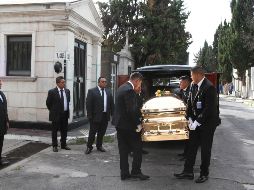 Arreglos de flores, coronas de rosas blancas y amarillas enmarcaron el lugar donde José José descansa. NTX / G. Durán