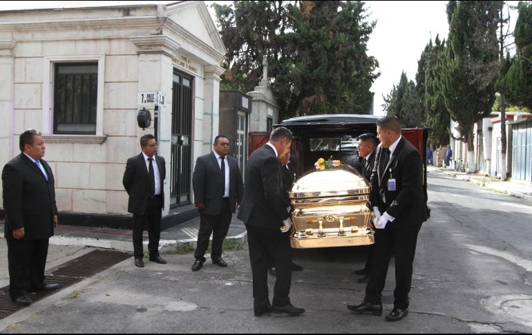 Arreglos de flores, coronas de rosas blancas y amarillas enmarcaron el lugar donde José José descansa. NTX / G. Durán