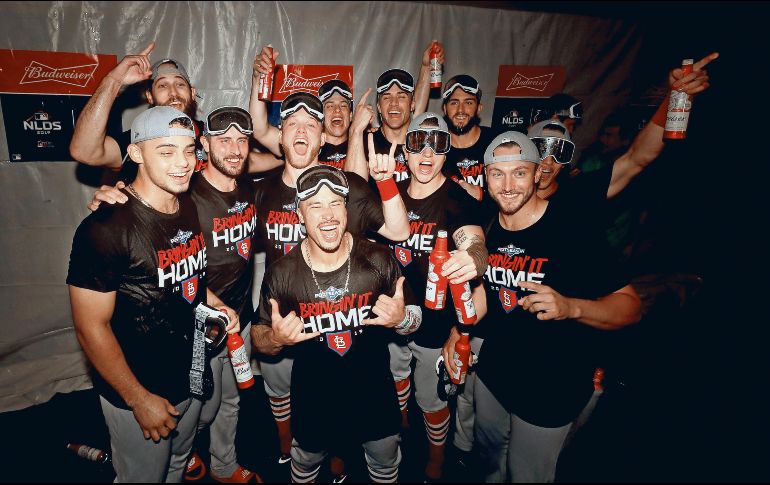 Jugadores de los Cardenales festejan en el vestidor después de conseguir su pase a la Serie de Campeonato de la Liga Nacional. AFP