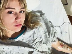 Miley Cyrus se toma una foto desde el hospital donde está internada. ESPECIAL
