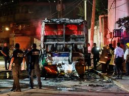 Autoridades inspeccionan este jueves un camión que fue incendiado por el crimen organizado, en Acapulco. EFE/D. Guzmán