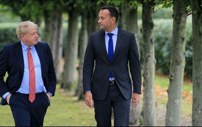 Boris Johnson (i) y Leo Varadkar sostuvieron un encuentro de casi tres horas en una finca privada en el norte de Inglaterra. AFP/N. Mullen-POOL