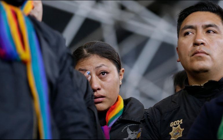 Una mujer policía que forma parte de los elementos retenidos llora durante una asamblea en la Casa de la Cultura de Quito. AP/F. Vergara