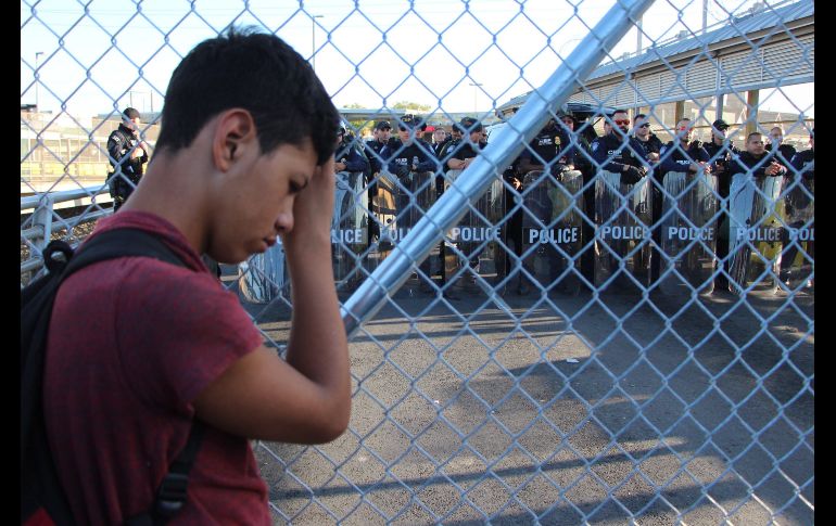 Policías vigilan desde el lado estadounidense. EFE/A. Pineda