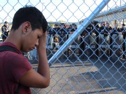 Migrantes se colocaron sobre el puente que conecta Matamoros y Brownsville. EFE/A. Pineda