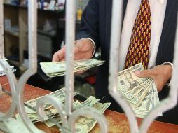 La moneda se compró en un mínimo de 18.75 pesos en bancos capitalinos. EL INFORMADOR/ARCHIVO