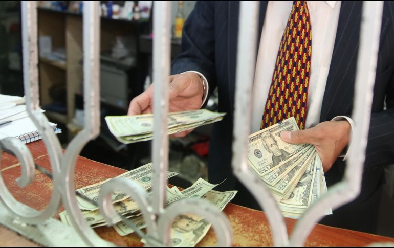 La moneda se compró en un mínimo de 18.75 pesos en bancos capitalinos. EL INFORMADOR/ARCHIVO