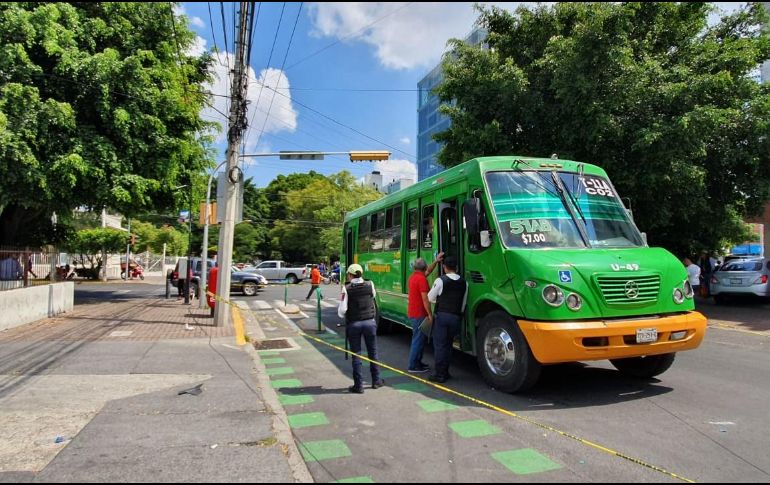 Según testimonios, se presume que el motociclista perdió el control al tratar de esquivar a otra moto que cruzó, tras lo que cayó al suelo. EL INFORMADOR / S. Blanco