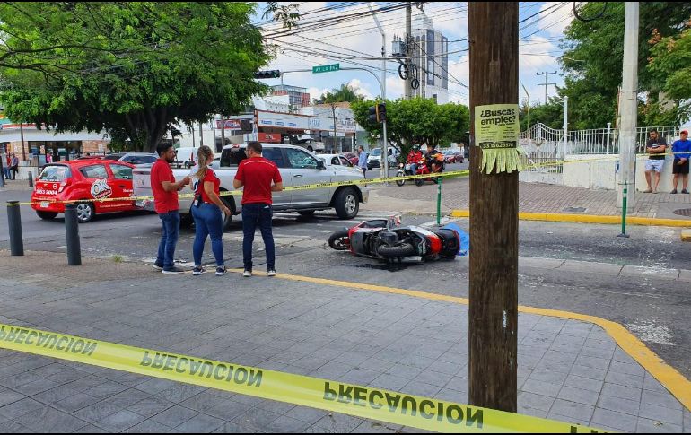 Según testimonios, se presume que el motociclista perdió el control al tratar de esquivar a otra moto que cruzó, tras lo que cayó al suelo. EL INFORMADOR / S. Blanco