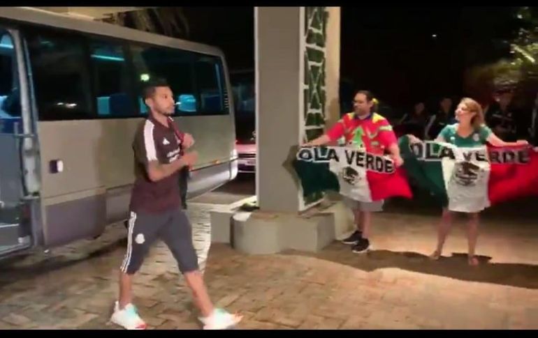 Dos aficionados recibieron al Tri en su hotel de concentración rumbo al duelo ante Bermudas. TWITTER