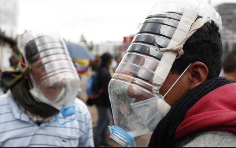 Viteri, quien se define como un ecuatoriano que quiere apoyar a la lucha, asegura que sus creaciones son efectivas para defenderse de los gases lacrimógenos. EFE/P. Aguilar