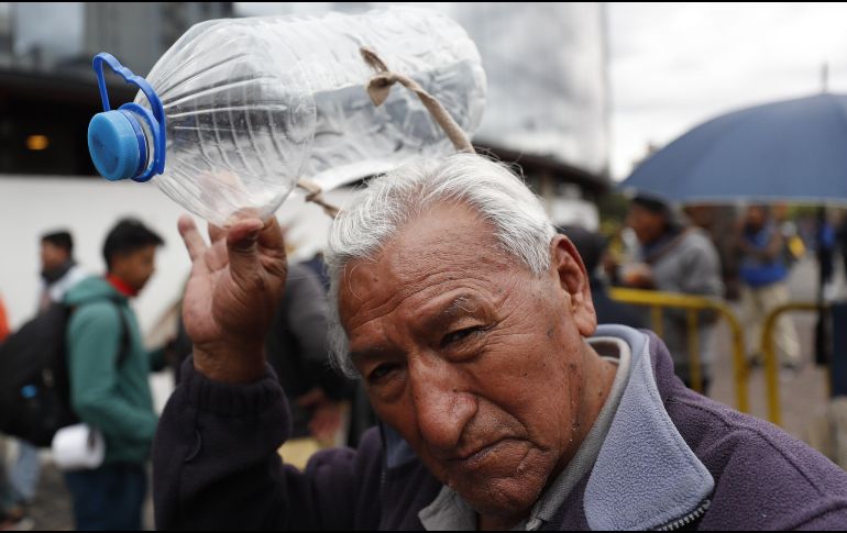Viteri, quien se define como un ecuatoriano que quiere apoyar a la lucha, asegura que sus creaciones son efectivas para defenderse de los gases lacrimógenos. EFE/P. Aguilar