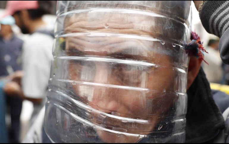 Viteri, quien se define como un ecuatoriano que quiere apoyar a la lucha, asegura que sus creaciones son efectivas para defenderse de los gases lacrimógenos. EFE/P. Aguilar
