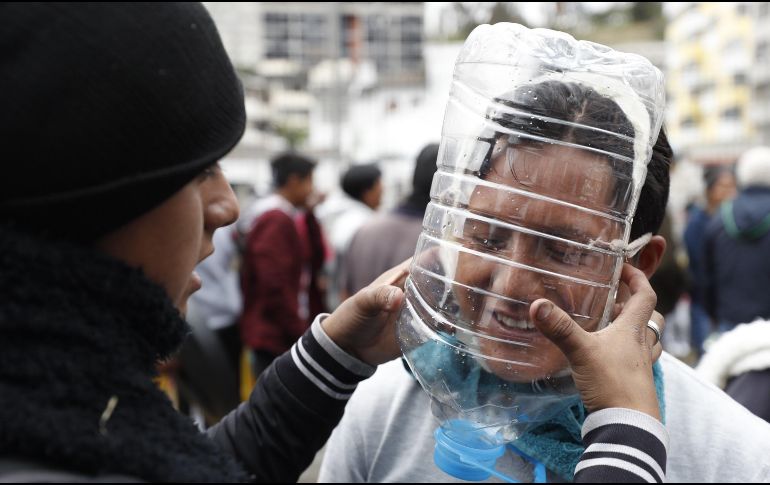 Viteri, quien se define como un ecuatoriano que quiere apoyar a la lucha, asegura que sus creaciones son efectivas para defenderse de los gases lacrimógenos. EFE/P. Aguilar