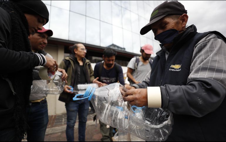 Viteri, quien se define como un ecuatoriano que quiere apoyar a la lucha, asegura que sus creaciones son efectivas para defenderse de los gases lacrimógenos. EFE/P. Aguilar