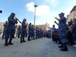 Decenas de personas de todas las edades se reunieron alrededor del ensamble para escucharlos. EL INFORMADOR / R. Bobadilla