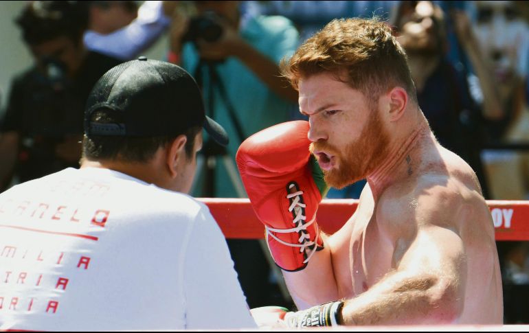 Saúl Álvarez se alista para su combate ante el ruso. AP