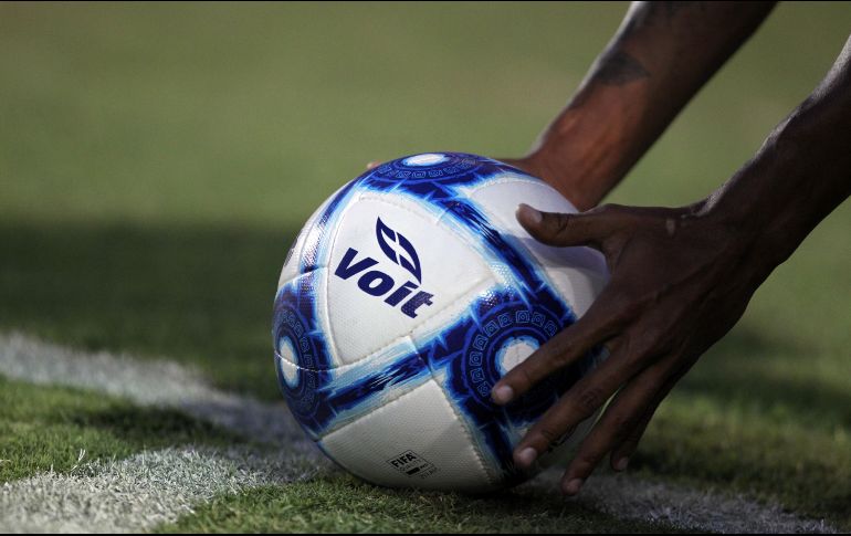 Esta práctica impide a los futbolistas negociar su contratación con clubes distintos al suyo, y sin autorización de éste, lo cual quedó expresamente prohibido en la minuta. IMAGO7