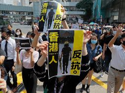 Los manifestantes se concentraron en el parque Chater Garden, donde ocuparon la vía principal e interrumpieron el tráfico de manera pacífica. AP/K. Cheung