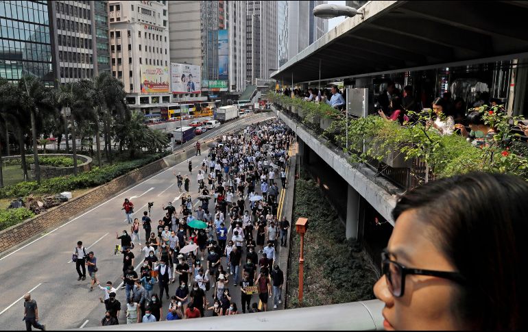 Los manifestantes se concentraron en el parque Chater Garden, donde ocuparon la vía principal e interrumpieron el tráfico de manera pacífica. AP/K. Cheung