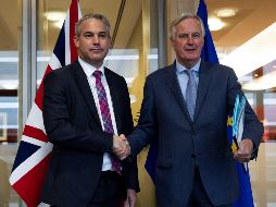 El negociador británico Stephen Barclay (izq) y su colega de la UE, Michel Barnier (der) celebraron este viernes una reunión 