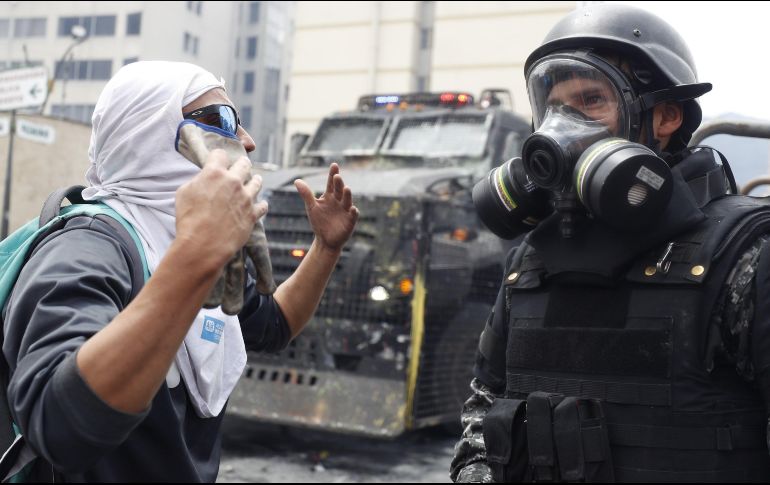 Los manifestantes acudieron en su mayoría desarmados, aunque entre ellos había muchos con palos, lanzas y hachas rituales. EFE/P. Aguilar
