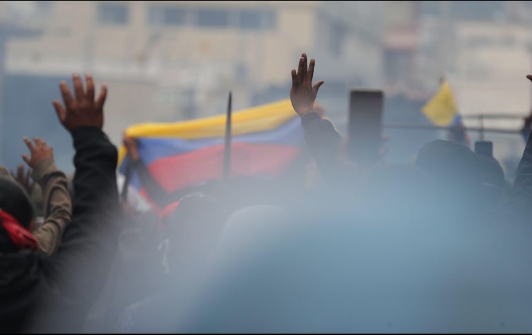 Los manifestantes acudieron en su mayoría desarmados, aunque entre ellos había muchos con palos, lanzas y hachas rituales. EFE/P. Aguilar